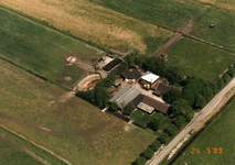 847949 Luchtfoto van het boerderijcomplex Botsholseswarsweg 1 (Van den Bosch) te Waverveen (gemeente Ronde Venen), met ...